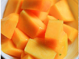 3、芒香双花,芒果去皮后切成大丁