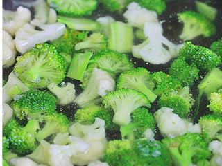 5、芒香双花,锅中加适量的清水煮开，放入处理好的菜花