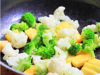 8、芒香双花,加入才处理好的菜花翻炒2-4分钟