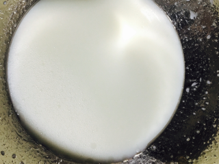 3、蛋糕卷,搅打均匀的状态。