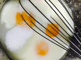 4、蛋糕卷,加入白糖与四个蛋黄继续搅拌均匀。