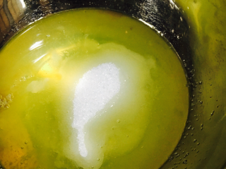 7、蛋糕卷,蛋白加柠檬汁加白糖,