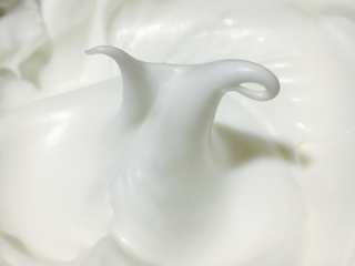 8、蛋糕卷,电动打发至小弯√状态