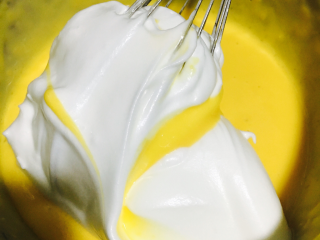 10、蛋糕卷,翻拌好的蛋糊,再导入剩下的2/3蛋清里继续翻拌!