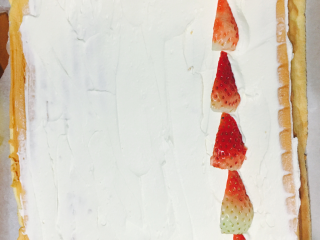 17、蛋糕卷,奶油打发,铺上水果,抹端涂抹的奶油少一些,这样卷的时候就不容易挤出来!