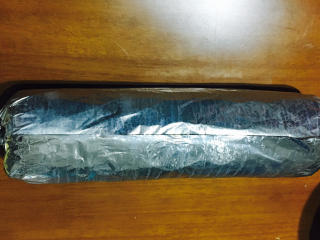 18、蛋糕卷,包裹起来,放入冰箱冷藏定型两小时,味道更佳。