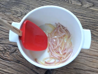 3、蔓越莓土豆浓汤,空锅小火预热半分钟，放入黄油融化，倒入洋葱丝，用中小火慢慢煸炒至透明出香味。