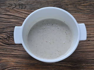 7、蔓越莓土豆浓汤,倒出到锅中，小火边加热边搅拌，会发现越来越浓稠，此时缓缓倒入牛奶，边倒边搅拌，用牛奶调整土豆浓汤的浓稠度，到合适状态即可。