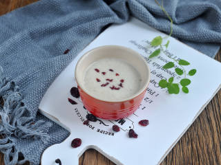 8、蔓越莓土豆浓汤,最后加入盐和黑胡椒碎搅拌均匀即可出锅，食用前可在表面撒少量切碎的蔓越莓干。