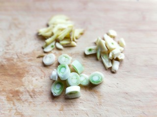 3、孜然烤鸡翅#烤箱版#,葱姜蒜去皮切碎。