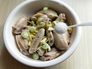 4、孜然烤鸡翅#烤箱版#,将切好的葱姜蒜放入鸡翅中，再加入盐。