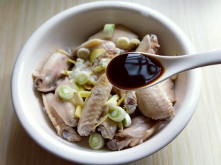 6、孜然烤鸡翅#烤箱版#,加入生抽。