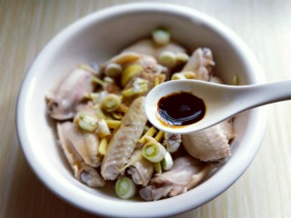 7、孜然烤鸡翅#烤箱版#,再加入老抽。(老抽不用太多，避免看出来颜色太深)