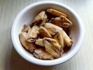 9、孜然烤鸡翅#烤箱版#,加入白砂糖，抓拌均匀，腌制1小时。