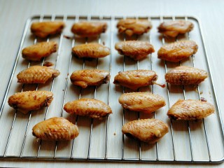 10、孜然烤鸡翅#烤箱版#,1小时腌制好的鸡翅颜色很漂亮了，摆放再烤网上。(烤网上可以刷上少许油)