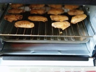 11、孜然烤鸡翅#烤箱版#,入烤箱中层，200度烤10分钟，(烤网下面需要放烤盘，烤盘里面需要放上水，这样比较容易清洗)