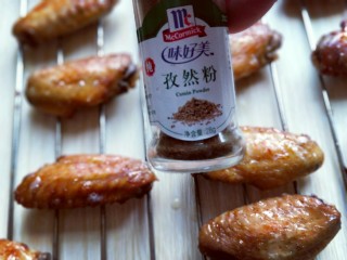 13、孜然烤鸡翅#烤箱版#,撒上孜然粉，再次送入烤箱，200度烤10分钟即可出炉。
