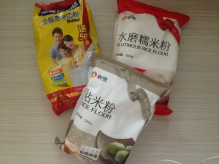 2、紫薯松糕,准备好糯米粉,粘米粉和奶粉。