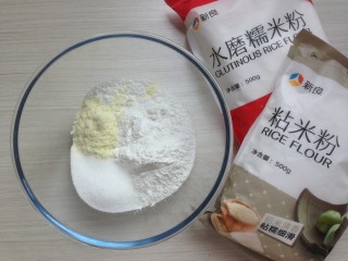 3、紫薯松糕,将这些粉类和砂糖倒入到玻璃盆里混合均匀。