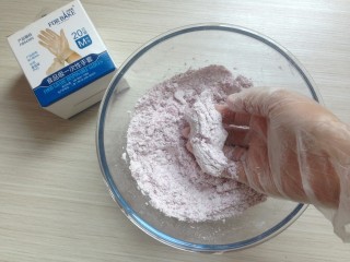 5、紫薯松糕,用手搓均匀,再逐少量添加水。由于紫薯含水量不同,配方里的水量仅供参考,搓到可以用手抓一把能成团,但轻压一下会成颗粒状。