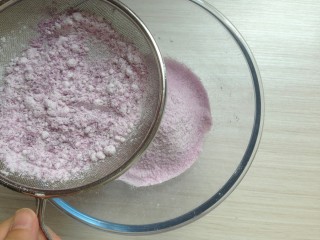 7、紫薯松糕,用筛网过筛一次,要选择网眼比较大一点的筛网,我使用的是豆浆机过滤网。