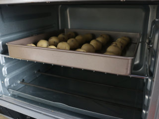 10、蔓越莓麻薯,将烤盘放入预热好的烤箱中,上下火170度25分钟左右即可。