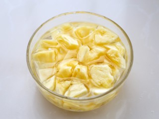 3、菠萝咕咾肉,菠萝切块后放入淡盐水中浸泡,防止氧化变色