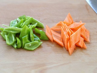 4、菠萝咕咾肉,青椒和胡萝卜分别洗净切斜片