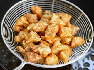 8、菠萝咕咾肉,表面变色后捞出控油