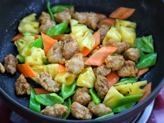 12、菠萝咕咾肉,再将炸好的肉块放入锅中混合翻炒均匀