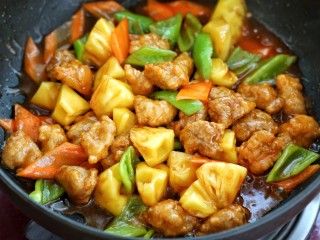 13、菠萝咕咾肉,倒入调好的酱汁,快速翻炒至食材裹满酱汁关火即可