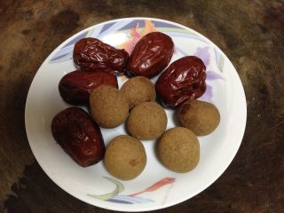 2、黄芪红枣土鸡汤,红枣洗净、桂圆去皮