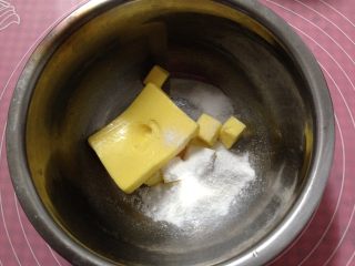 1、酥脆奶酪球,将黄油室温软化，加入糖粉，用刮刀将糖粉和黄油拌匀