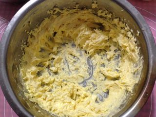 2、酥脆奶酪球,再用打蛋器打发至颜色变浅，体积蓬松