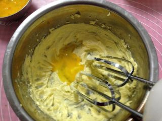 3、酥脆奶酪球,分三次加入打散的鸡蛋液（每一次都要搅打均匀再加入下一次）将黄油打发至蓬松细腻的状态