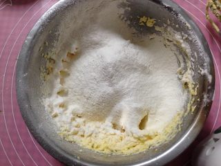 4、酥脆奶酪球,将低筋粉筛入打发好的黄油中