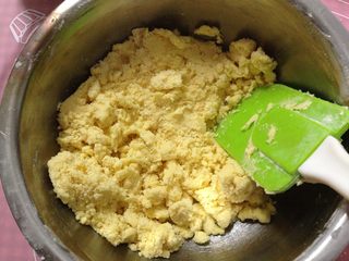 5、酥脆奶酪球,用刮刀边压边拌，使面粉和黄油完全混合，拌到没有干面粉的状态即可