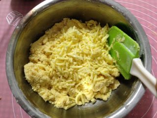 6、酥脆奶酪球,将马苏里拉奶酪加入黄油面团中