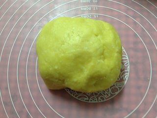 7、酥脆奶酪球,用手抓匀，使奶酪丝均匀混入面团里成面团