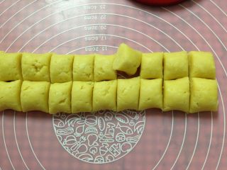 8、酥脆奶酪球,将面团搓成长条，然后切成大约11克左右的小面团，