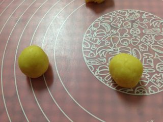 9、酥脆奶酪球,再分别搓成小圆球