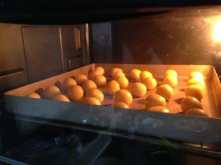 11、酥脆奶酪球,放入预热好的180度烤箱里，中层，烤20分钟左右