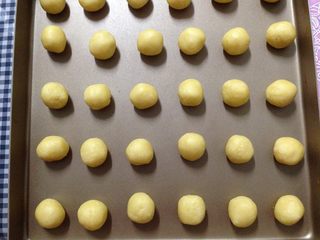 10、酥脆奶酪球,摆放在烤盘上，每个小球之间留出足够的距离