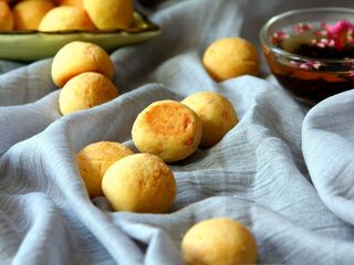 12、酥脆奶酪球,直到小球表面金黄即可出炉