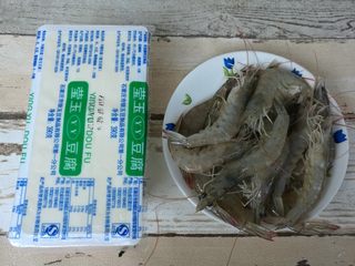 1、叮~一下,美味健康瘦身大菜出炉~,准备食材。