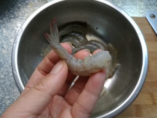 3、叮~一下,美味健康瘦身大菜出炉~,去掉虾线,虾头,(虾头留下备用)剥去虾壳,保留虾尾。