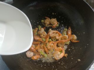 12、叮~一下,美味健康瘦身大菜出炉~,看看如果不多再加一点点水。