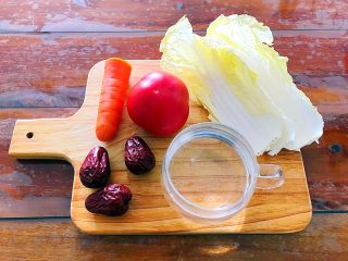 1、冬喝暖饮夏吃冰～健康饮食之烈焰红唇四物汁,首先我们准备好所有食材！