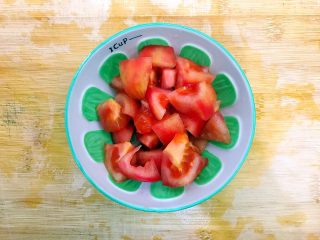 6、冬喝暖饮夏吃冰～健康饮食之烈焰红唇四物汁,如图所示，将番茄切成小块，备用！