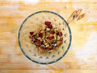 7、冬喝暖饮夏吃冰～健康饮食之烈焰红唇四物汁,这时候红枣也浸泡好了，取出来，用剪刀剪碎红枣肉，去核，备用！